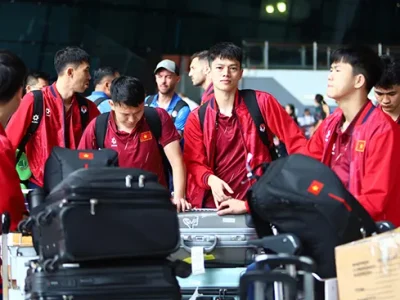ĐT Futsal Việt Nam lăn bóng ngay tại Jakarta sau hành trình 10 tiếng mệt nhoài