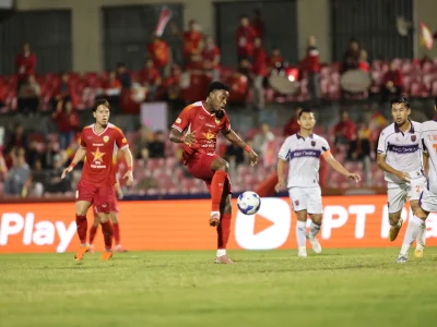 HLV Nguyễn Công Mạnh tiết lộ lý do ‘sốc’ rút Lê Viktor sớm: Lo ngại chấn thương nghiêm trọng!