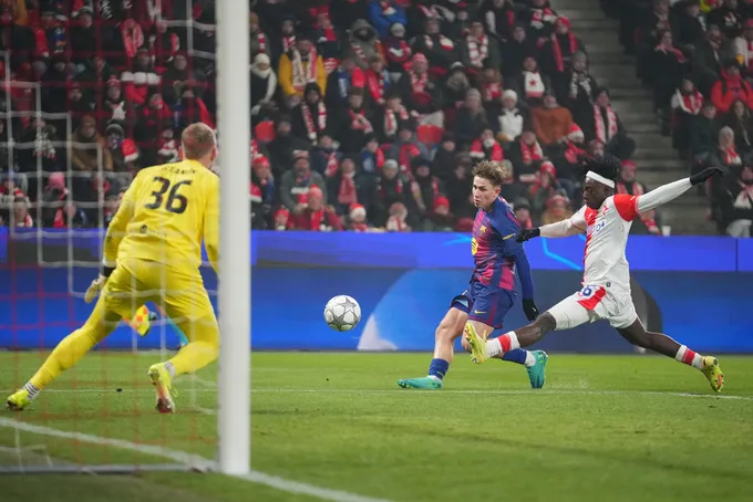 Fermin Lopez lập "cú đúp" vào lưới của Slavia Prague