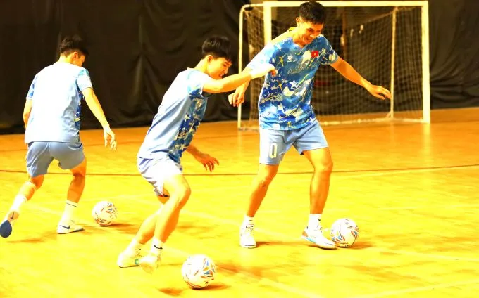 ĐT futsal Việt Nam tập luyện tại Jakarta. Ảnh: Phan Hồng