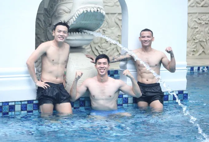 Các cầu thủ tập phục hồi ở bể bơi vào buổi sáng