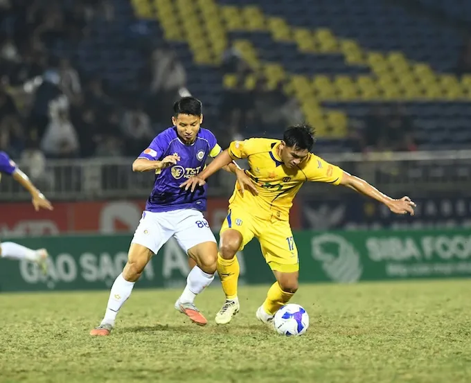 Hà Nội vượt trội so với SLNA và đã dồn ép chủ nhà vào thế chống trả vất vả - Ảnh: Đức Cường