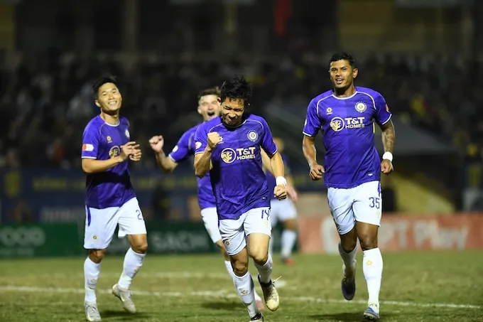 Niềm vui của Hai Long và đồng đội khi có bàn mở tỷ số - Ảnh: Đức Cường