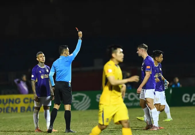 Hùng Dũng nhận thẻ đỏ ở cuối hiệp 1 - Ảnh: Đức Cường