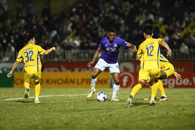 Ngoại binh của Hà Nội trong vòng vây của các cầu thủ xứ Nghệ - Ảnh: Đức Cường