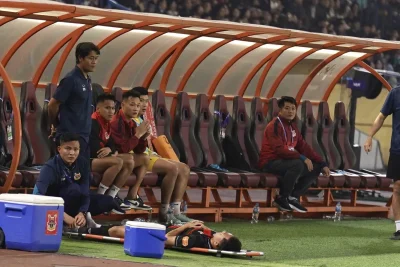 Sốc: Nguyễn Thái Sơn chấn thương nặng ngay trận đầu cho Ninh Bình FC, phải rời sân bằng cáng 1
