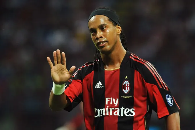 Khi Ronaldinho rục rịch muốn rời AC Milan, đã có rất nhiều CLB quan tâm