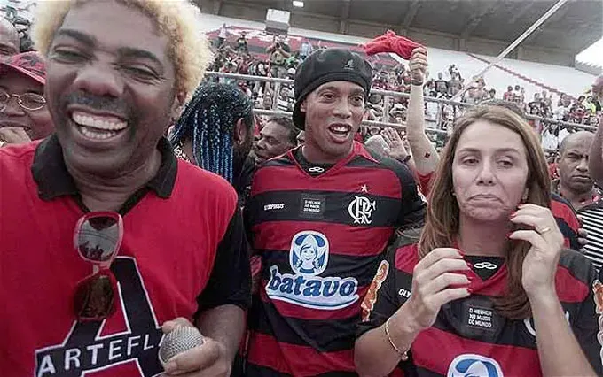 Ronaldinho ra mắt Flamengo trước 25.000 khán giả