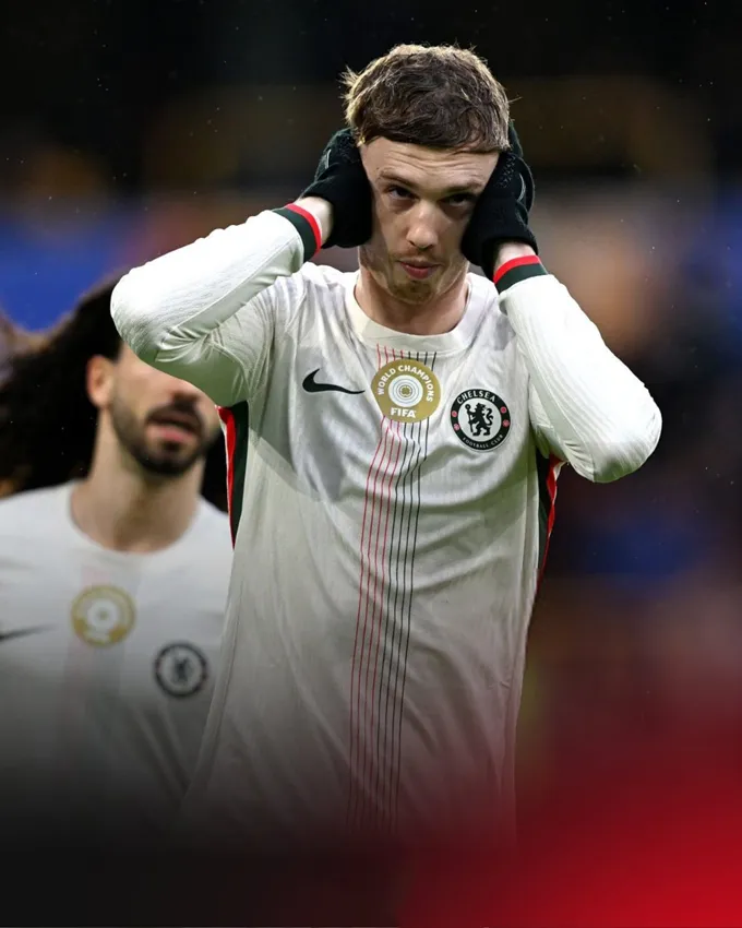 Cole Palmer ăn mừng bàn thắng với động tác bịt tai