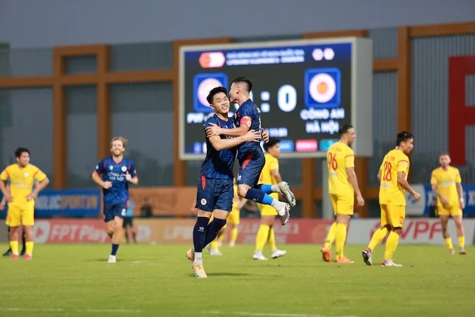 Niề vui của Đình Bắc và đồng đội khi các bàn thắng sớm. Ảnh: Minh Tuấn 