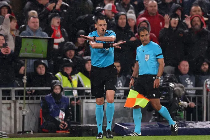 Trọng tài Mariani thay đổi quyết định sau khi xem lại VAR